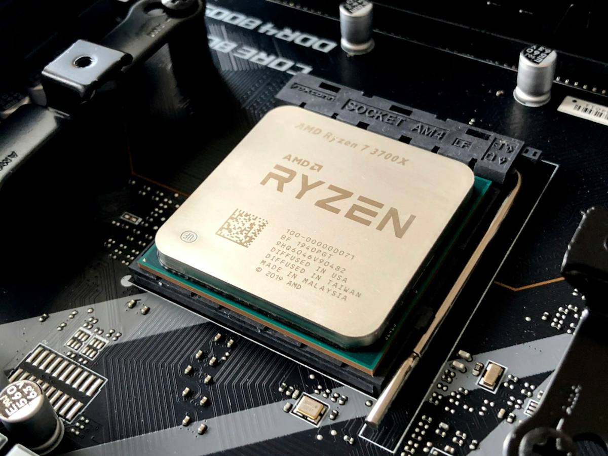 Processador instalado em placa-mãe de computador