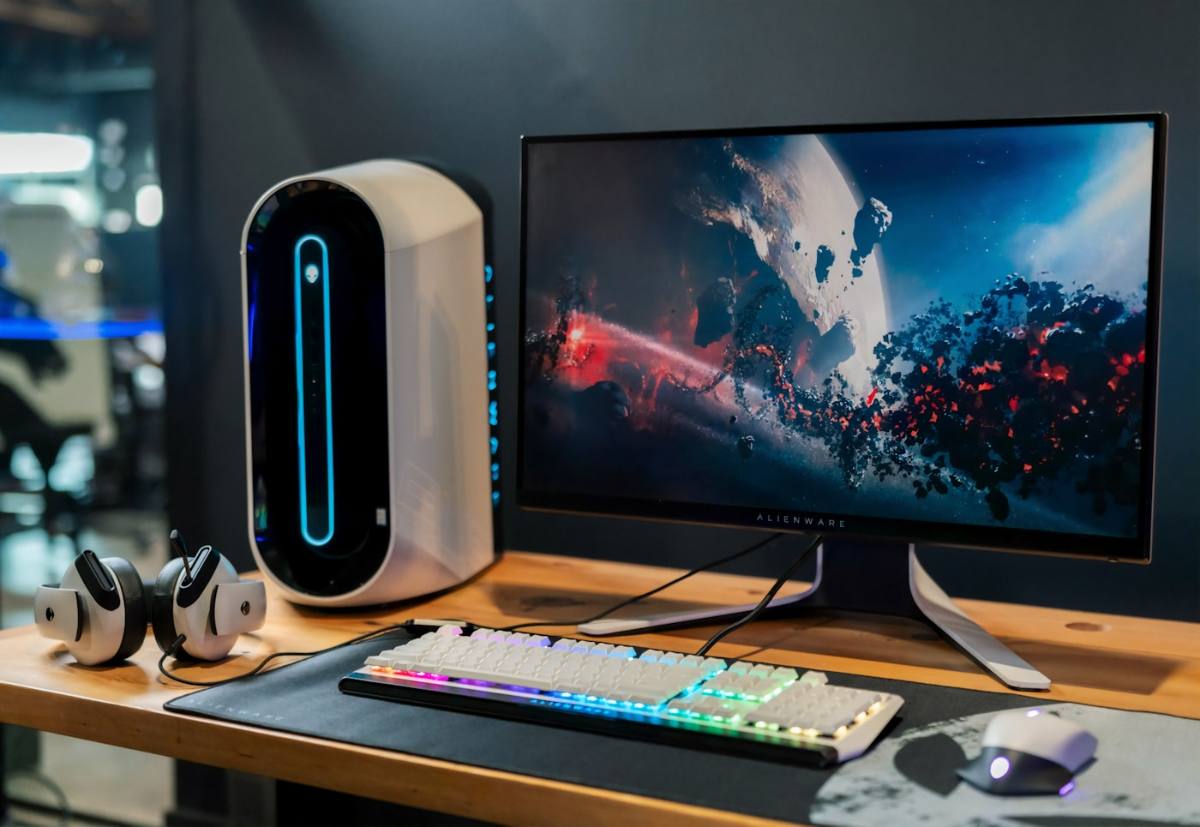 Computador desktop com gabinete e monitor sobre mesa de trabalho