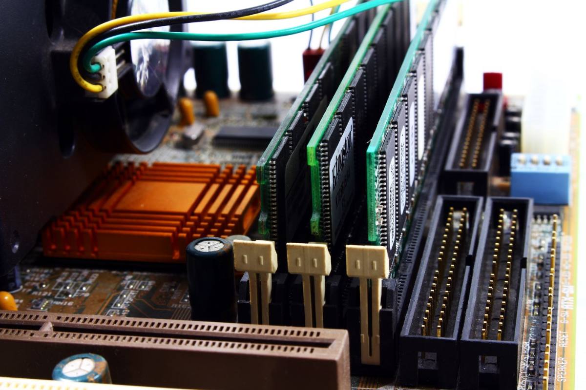 Detalhe dos conectores e capacitores de uma placa-mãe