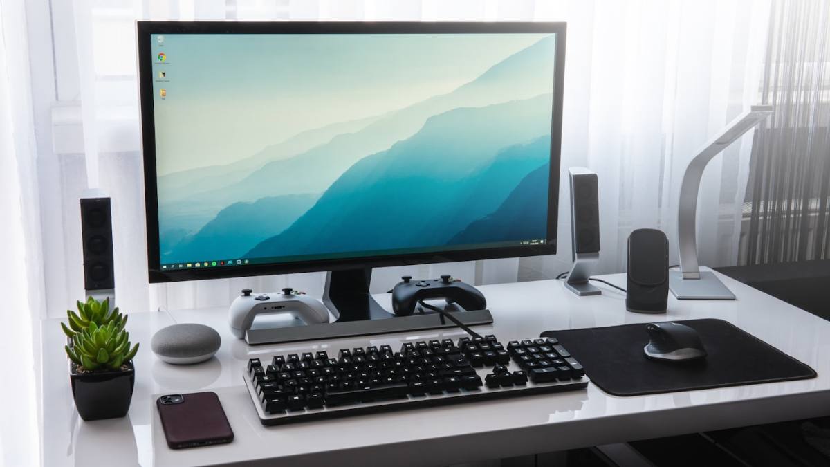 Estação de trabalho montada com monitor, teclado e acessórios em escritório