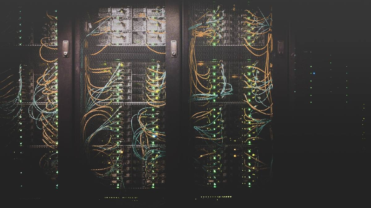 Rack de servidores com cabos de rede organizados